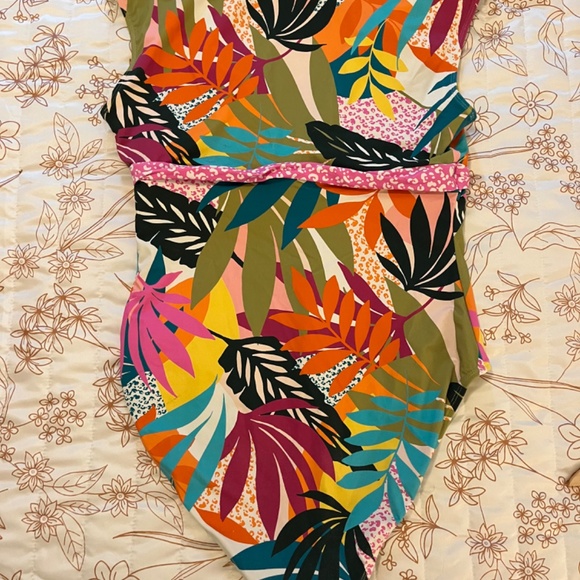 New One piece bathing suit - Picture 2 of 2